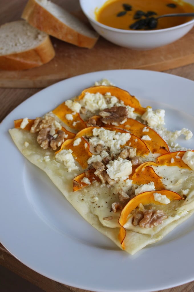 Kürbis-Flammkuchen mit Feta, Honig und Walnüssen - Kinder, kommt essen!