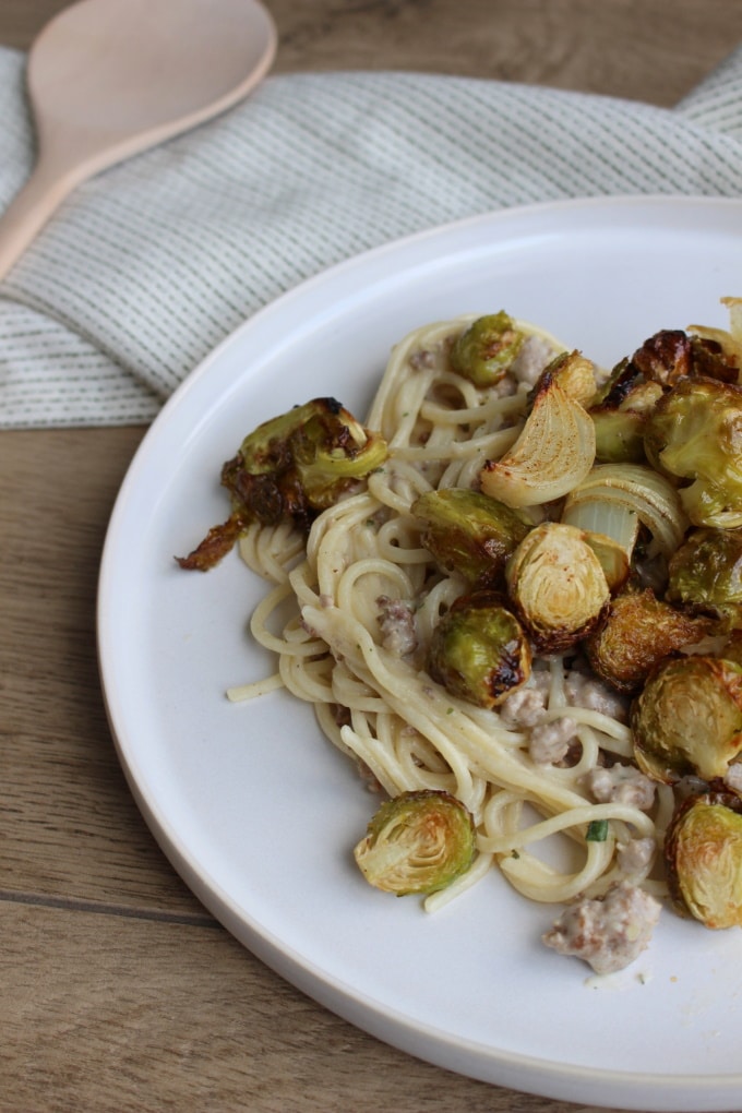 Pasta mit Ragù Bianco und karamellisiertem Rosenkohl vom Blech