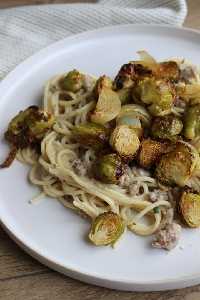 Pasta mit Ragù Bianco und karamellisiertem Rosenkohl vom Blech