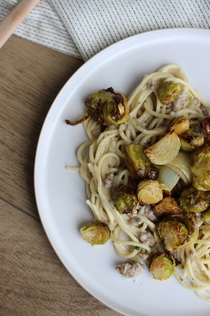 Pasta mit Ragù Bianco und karamellisiertem Rosenkohl vom Blech