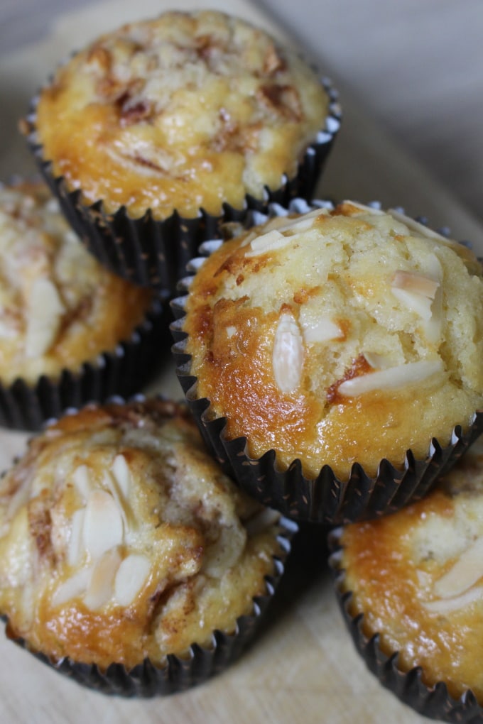 Saure Sahne-Muffins mit Apfel und Mandeln