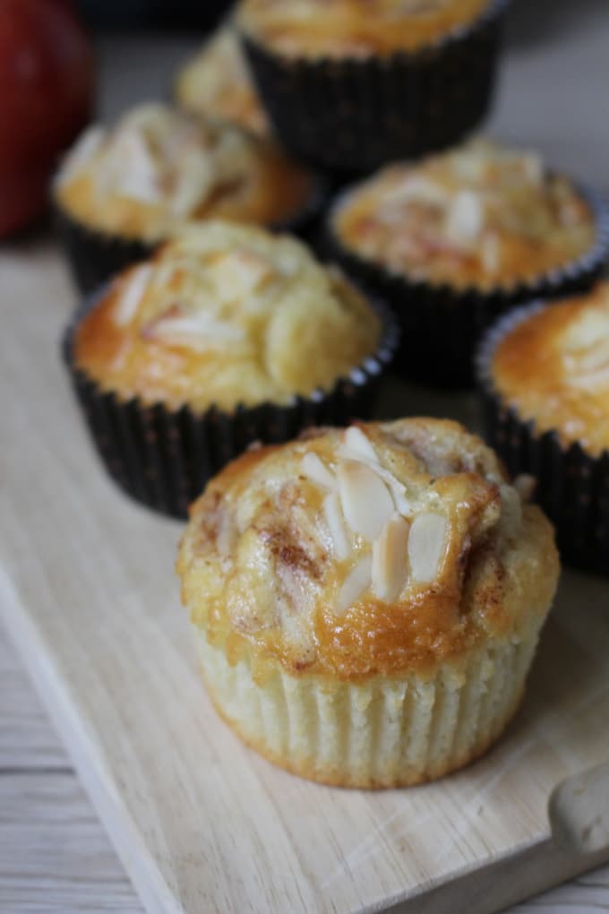 Saure Sahne-Muffins mit Apfel und Mandeln