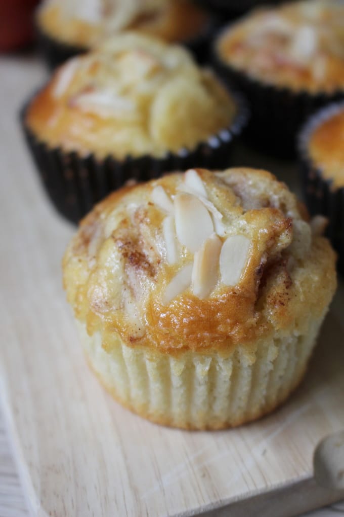 Saure Sahne-Muffins mit Apfel und Mandeln