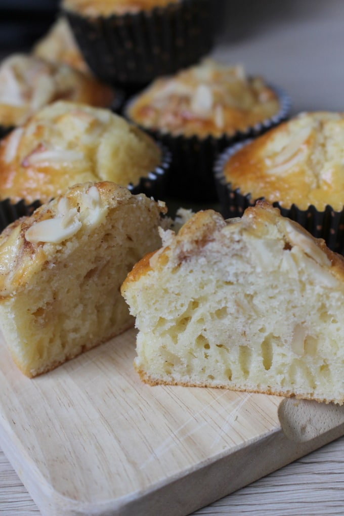 Saure Sahne-Muffins mit Apfel und Mandeln