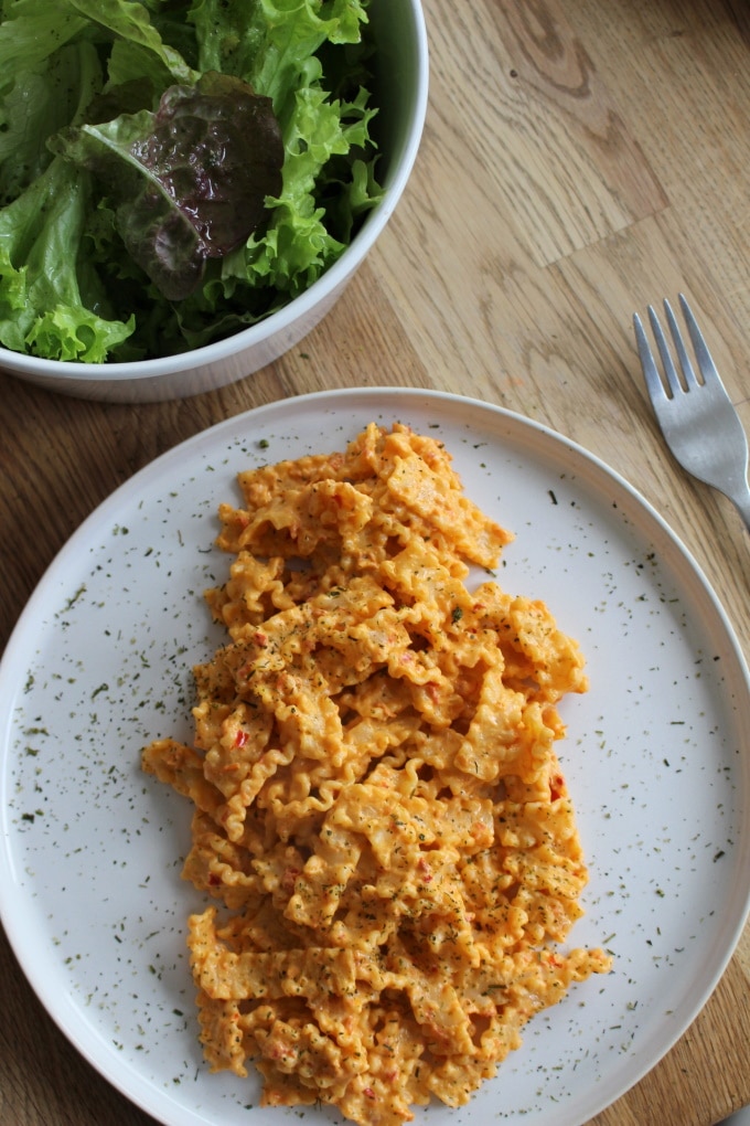 Pasta mit Ajvar-Frischkäse-Sauce