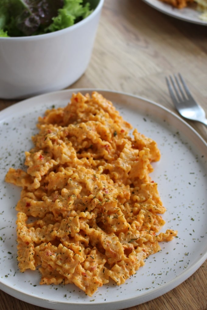 Pasta mit Ajvar-Frischkäse-Sauce