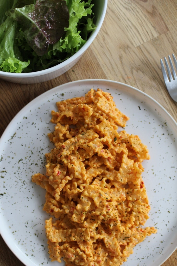 Pasta mit Ajvar-Frischkäse-Sauce