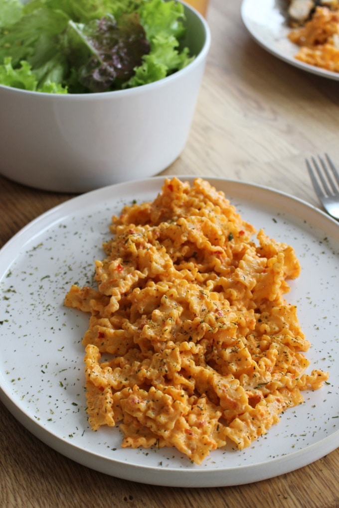 Pasta mit Ajvar-Frischkäse-Sauce