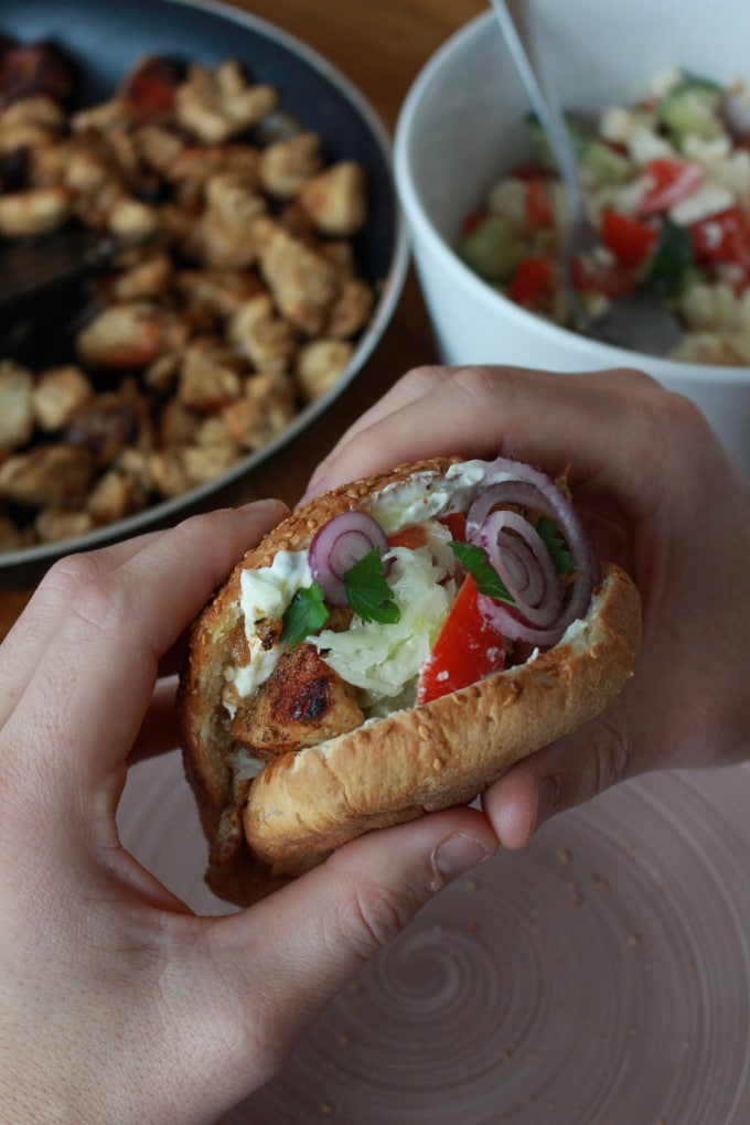 Lecker gefüllte Gyros-Pita-Tasche für den Familientisch