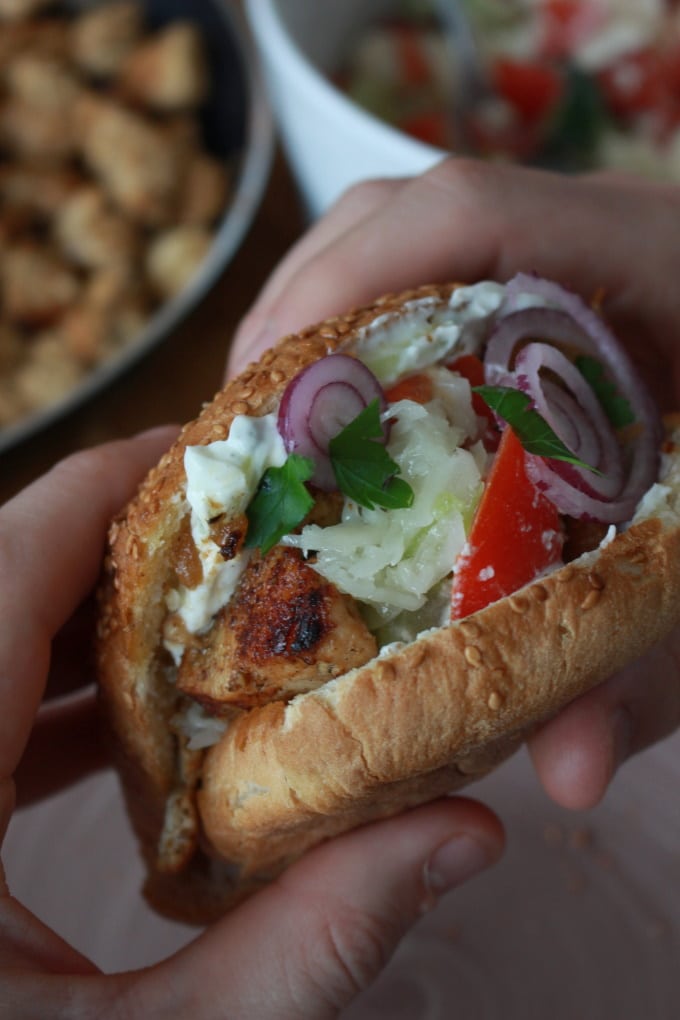 Lecker gefüllte Gyros-Pita-Tasche für den Familientisch