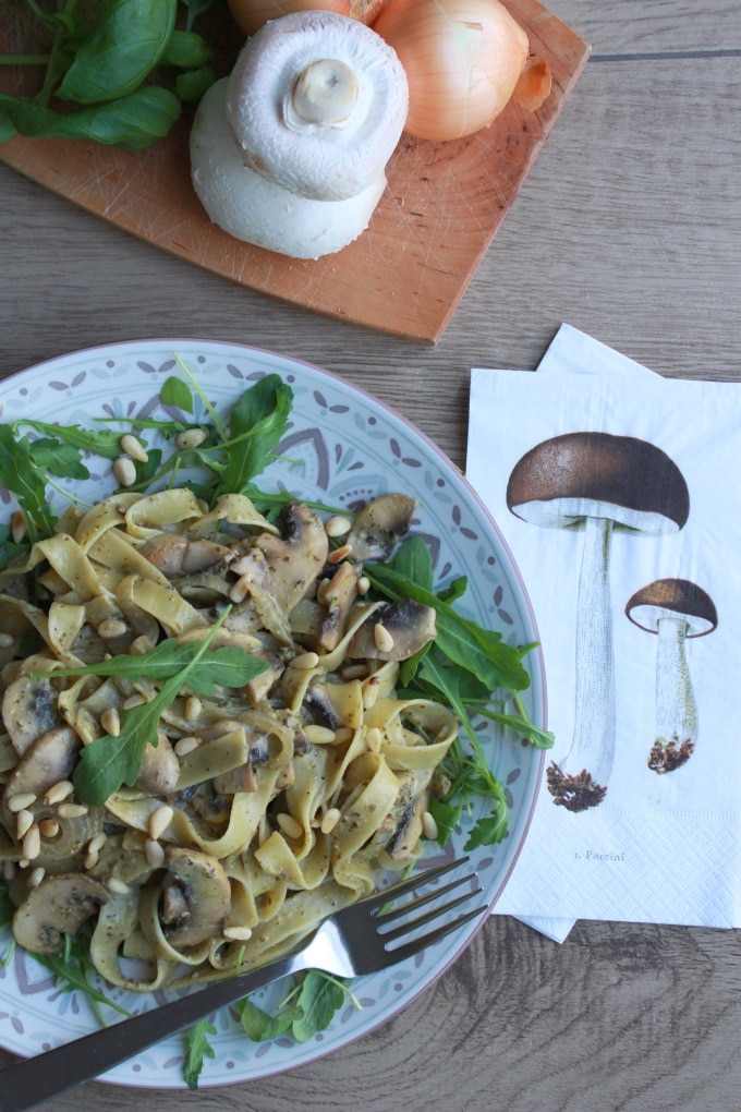 Tagliatelle mit Champignons und Basilikum-Rucola-Pesto