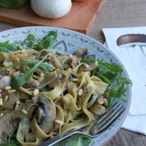 Tagliatelle mit Champignons und Basilikum-Rucola-Pesto