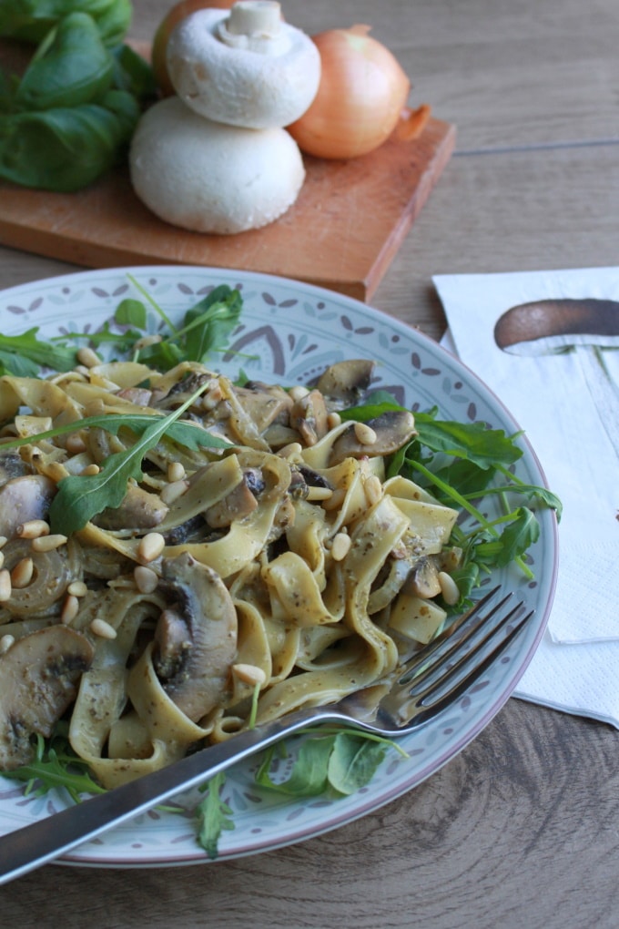 Schnelles Pasta-Gericht: Tagliatelle mit Basilikum-Rucola-Pesto