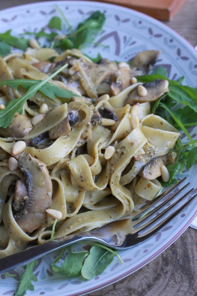 Tagliatelle mit Champignons und Basilikum-Rucola-Pesto