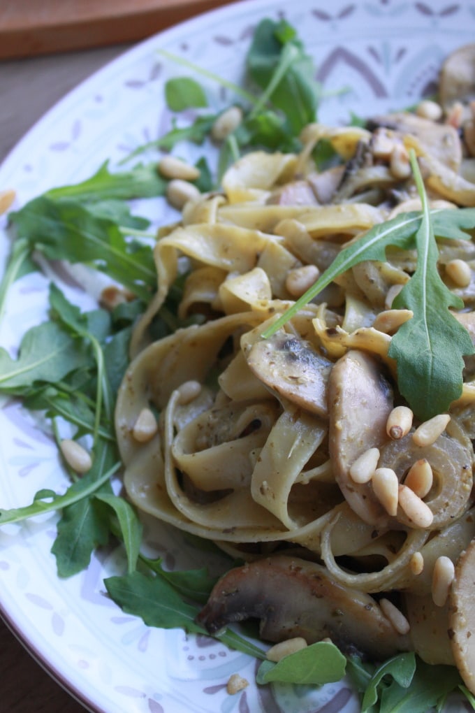 Tagliatelle mit Champignons und Basilikum-Rucola-Pesto