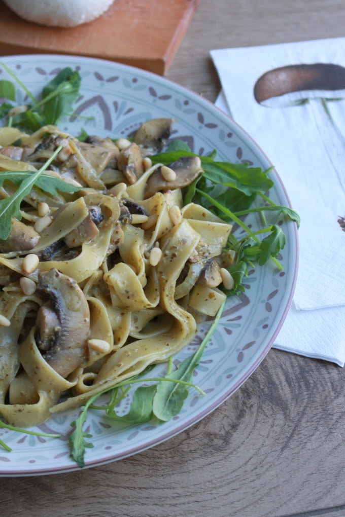 Tagliatelle mit Champignons und Basilikum-Rucola-Pesto