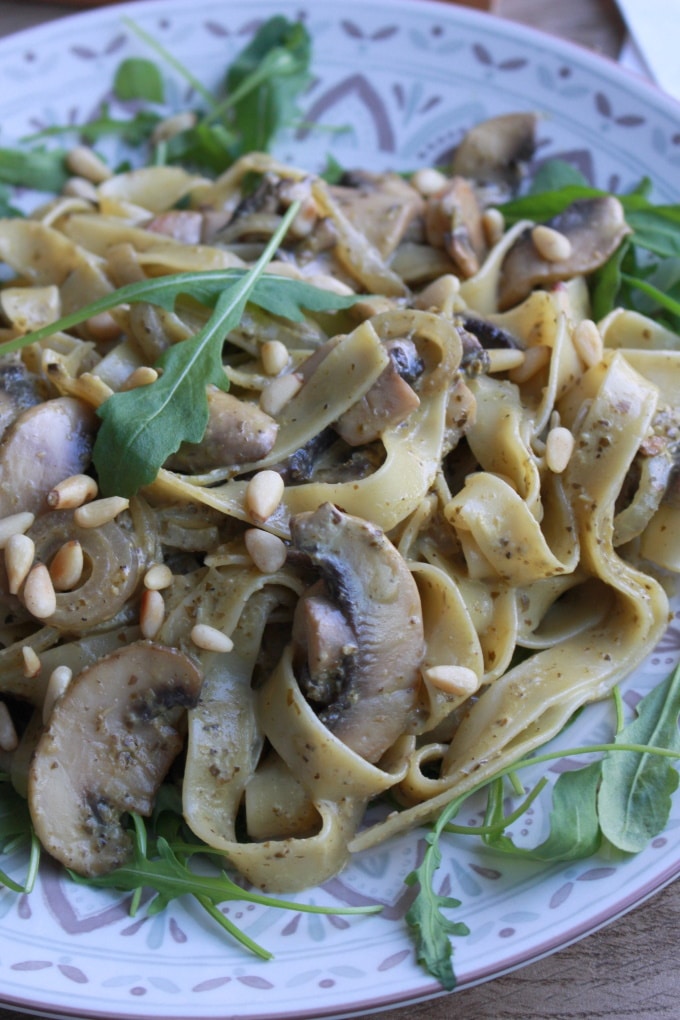 Tagliatelle mit Champignons und Basilikum-Rucola-Pesto