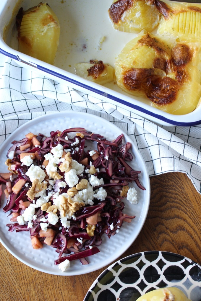 Rotkohlsalat mit Apfel, Walnüssen und Feta