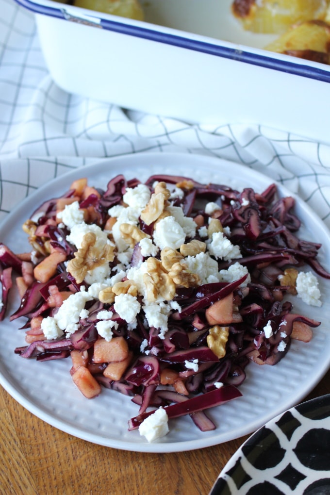 Rotkohlsalat mit Apfel, Walnüssen und Feta