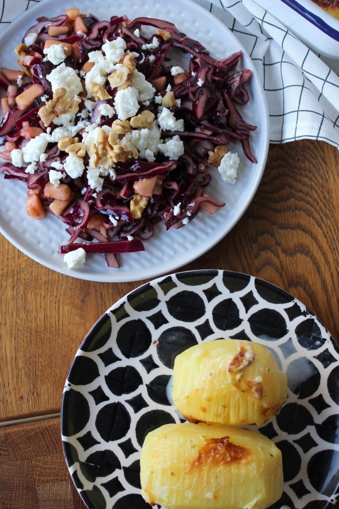 Rotkohlsalat mit Apfel, Walnüssen und Feta