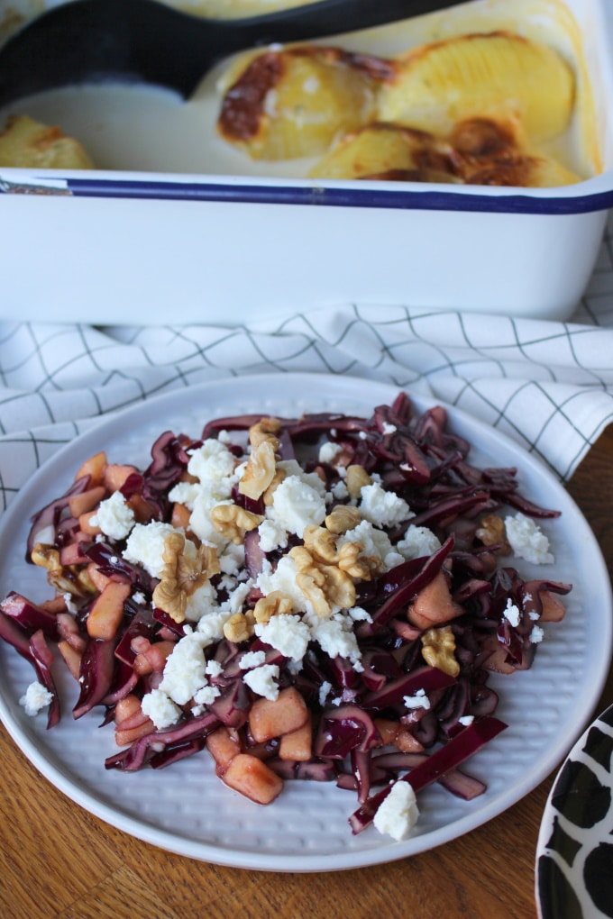 Rotkohlsalat mit Apfel, Walnüssen und Feta