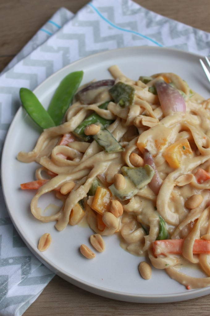 Leckere Pasta: Chilinudeln mit Erdnusssauce und Gemüse