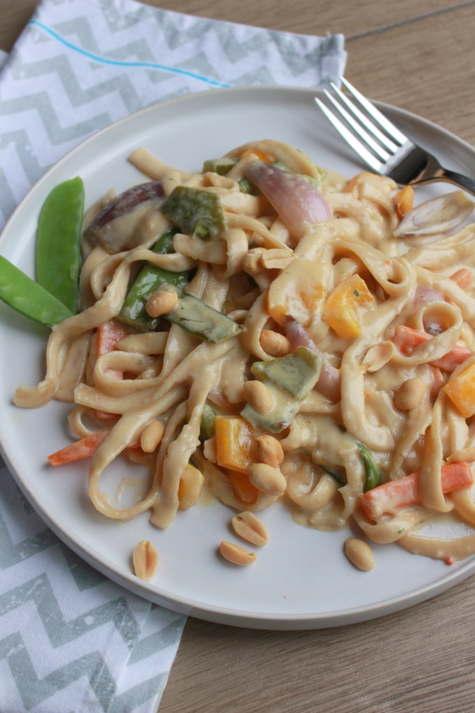 Leckere Pasta: Chilinudeln mit Erdnusssauce und Gemüse