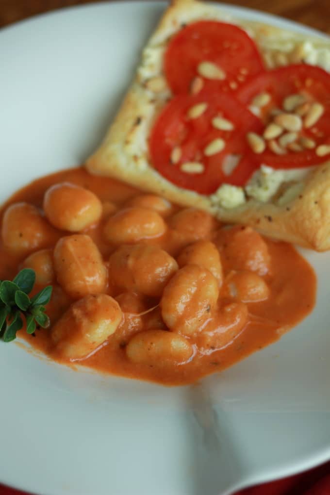 Gnocchi mit Tomaten-Mozzarella-Sauce