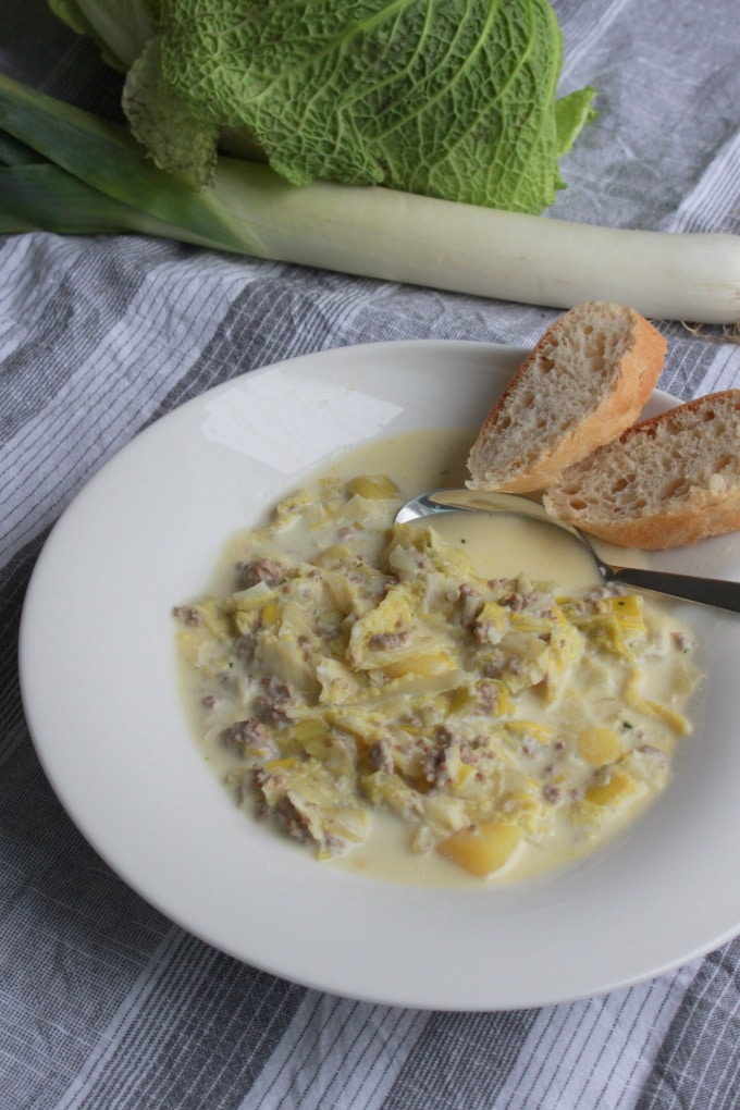 Leckere Käse-Lauch-Wirsing-Suppe mit Hackfleisch