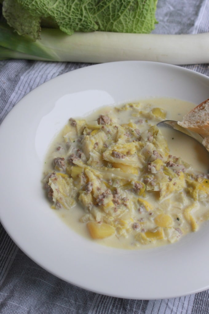 Leckere Käse-Lauch-Wirsing-Suppe mit Hackfleisch