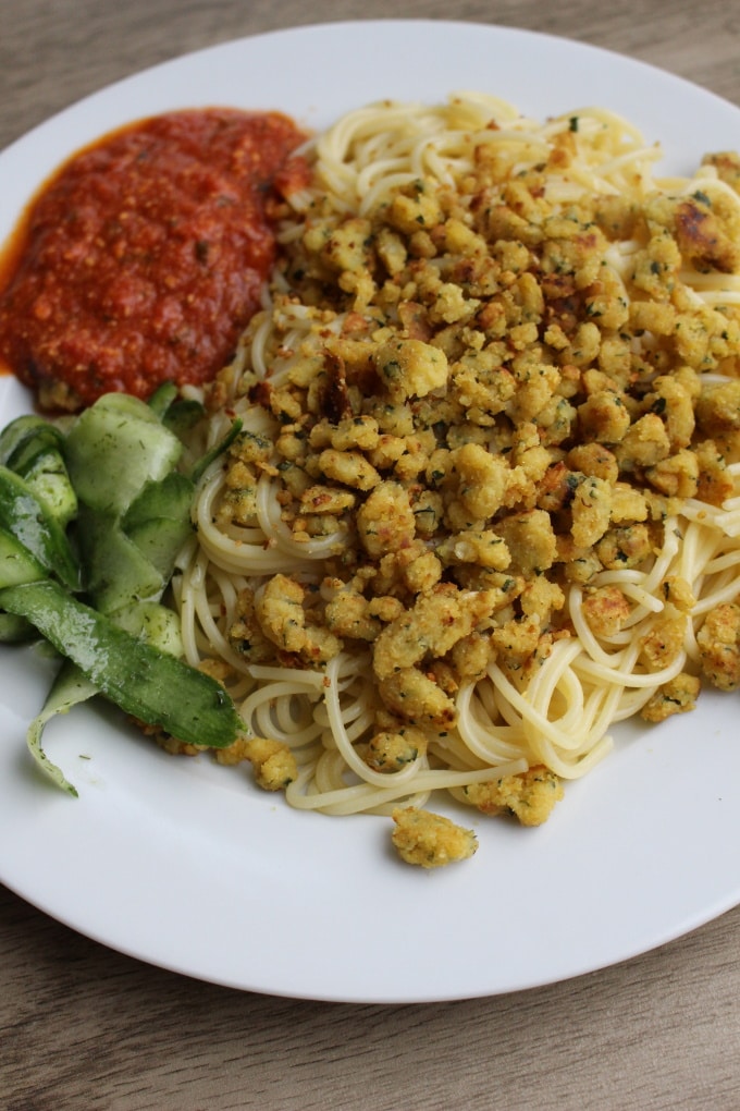 Pasta mit Falafel-Krümel und Tomatenragout