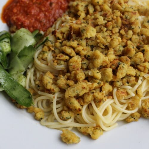 Pasta mit Falafel-Krümel und Tomatenragout