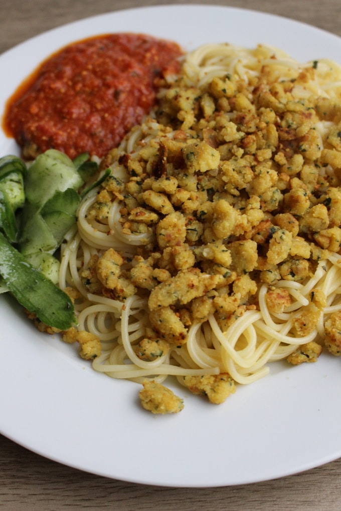 Pasta mit Falafel-Krümel und Tomatenragout