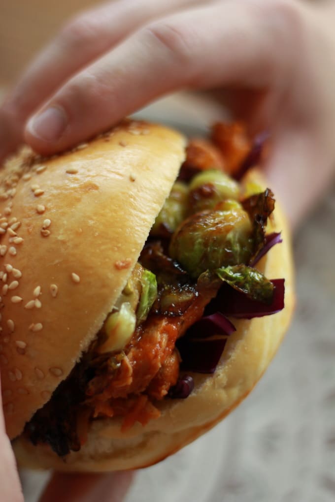 Pulled Chicken Burger mit Rosenkohl