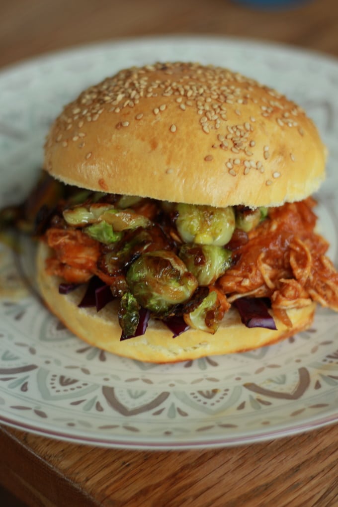 Pulled Chicken Burger mit Rosenkohl