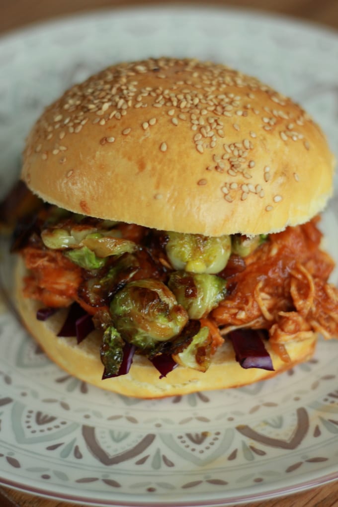 Pulled Chicken Burger mit Rosenkohl