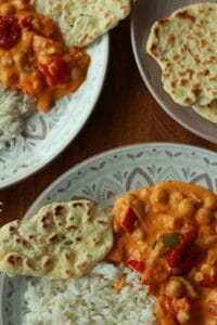 Rotes Curry mit Naan-Brot