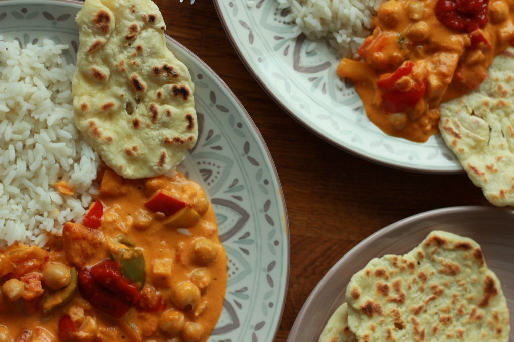 Rotes Curry mit Naan-Brot