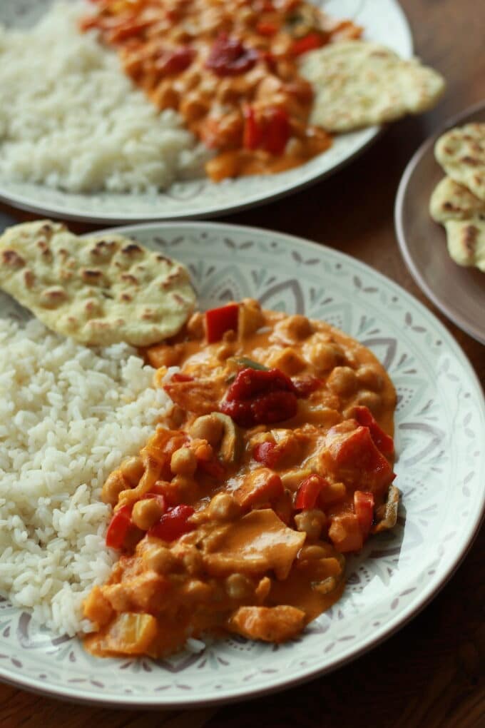 Rotes Curry mit Naan-Brot