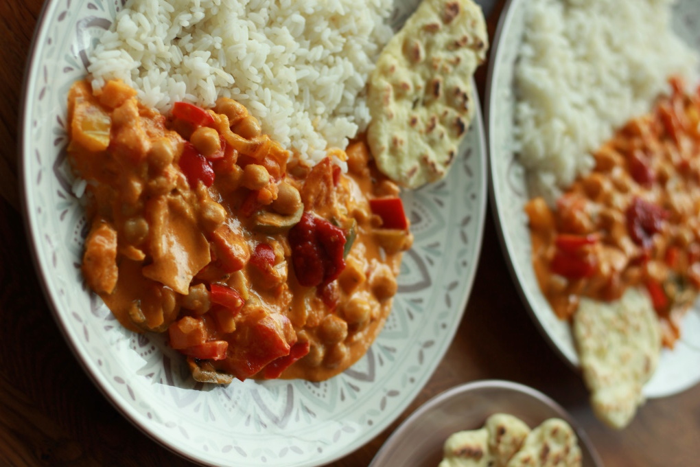 Rotes Curry mit Naan-Brot