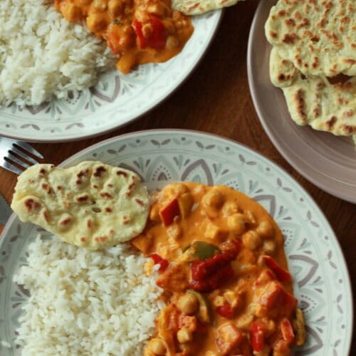 Rotes Curry mit Naan-Brot