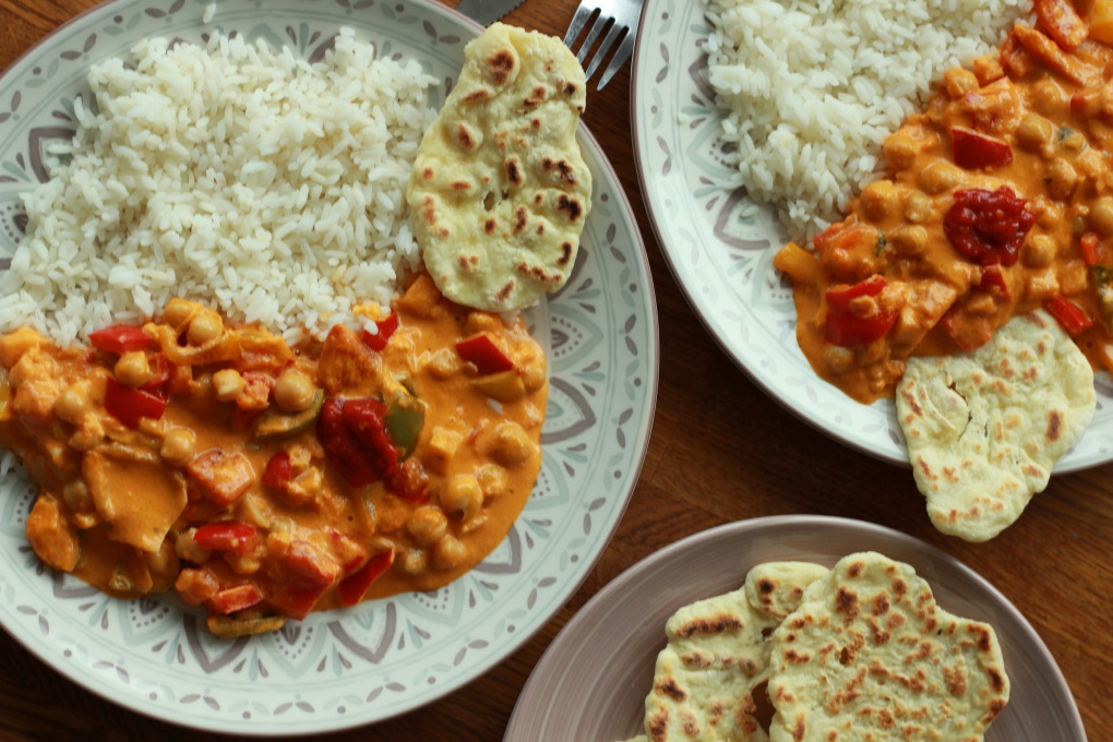 Rotes Curry mit Naan-Brot