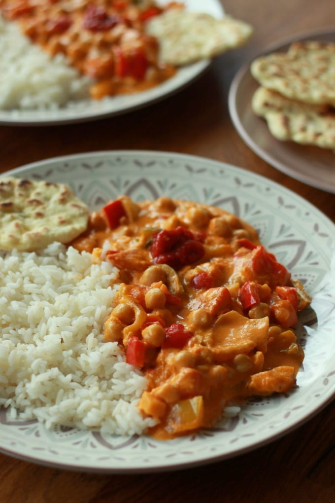 Rotes Curry mit Naan-Brot