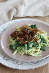 Pasta mit Spinat und karamellisierten Zwiebeln