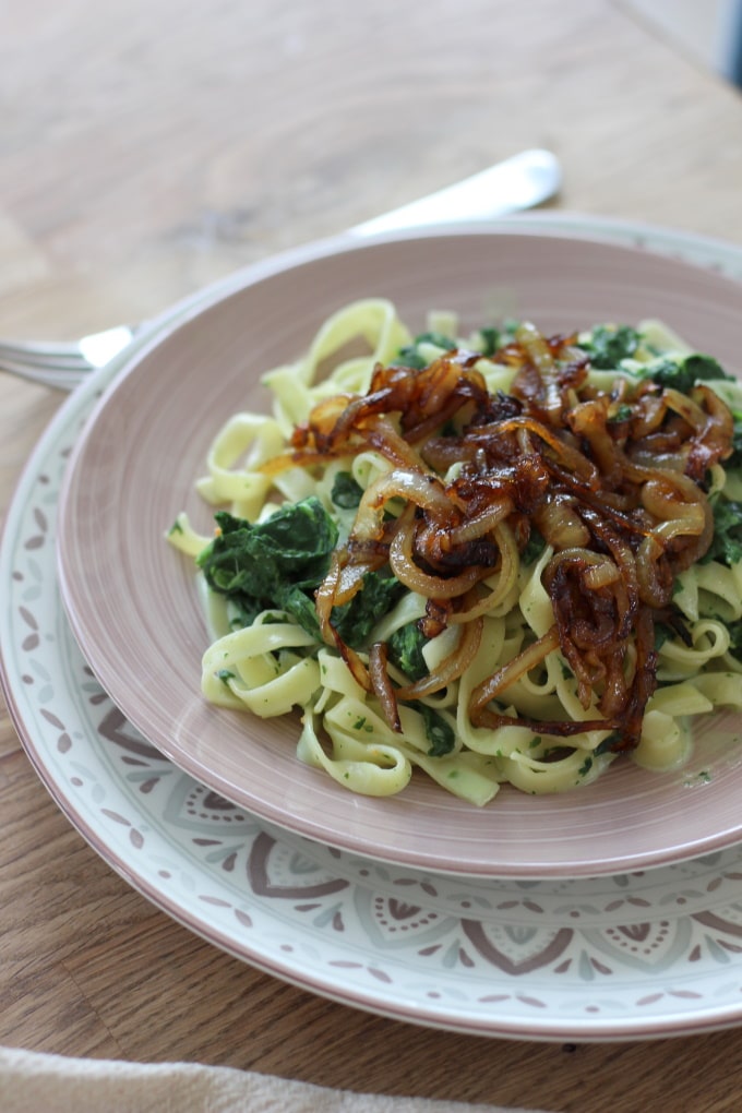 Pasta mit Spinat und karamellisierten Zwiebeln
