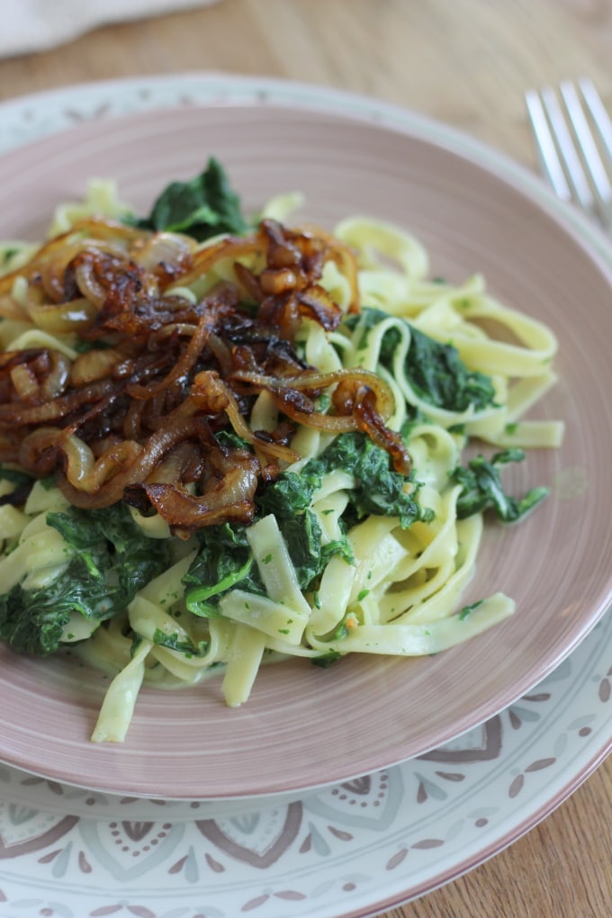 Pasta mit Spinat und karamellisierten Zwiebeln