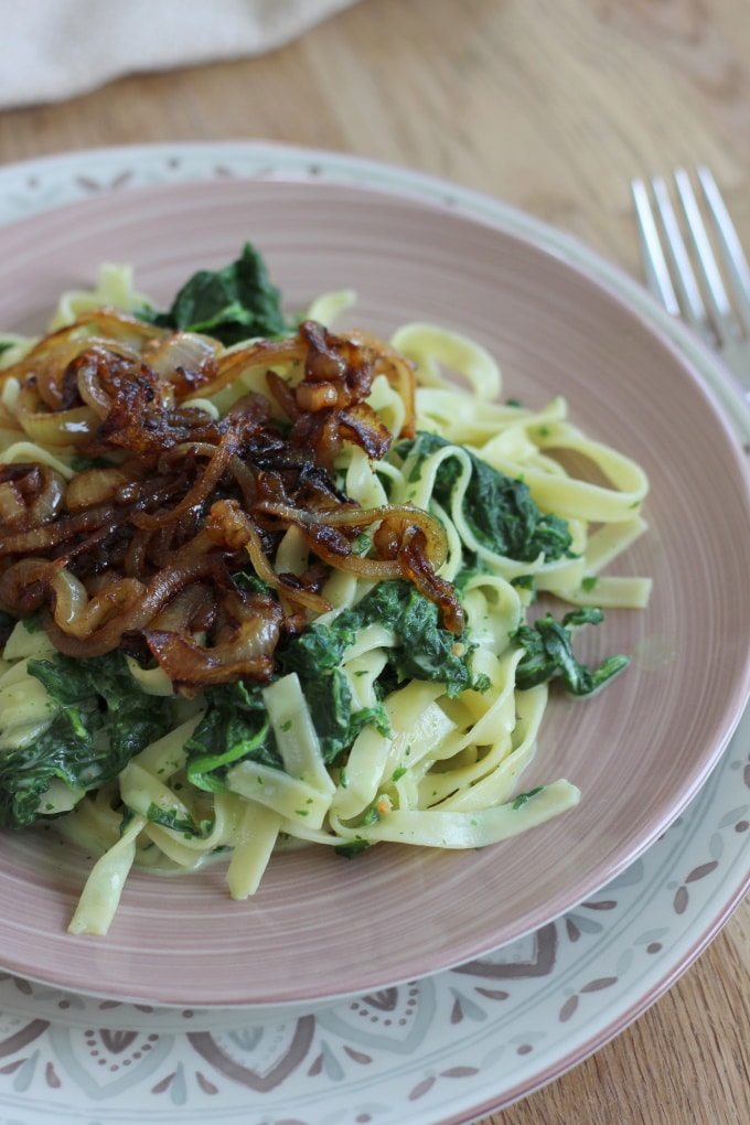 Pasta mit Spinat und karamellisierten Zwiebeln