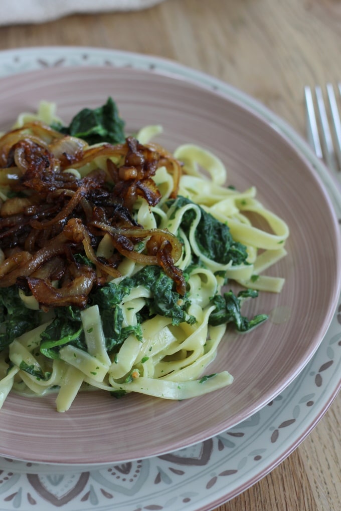 Pasta mit Spinat und karamellisierten Zwiebeln