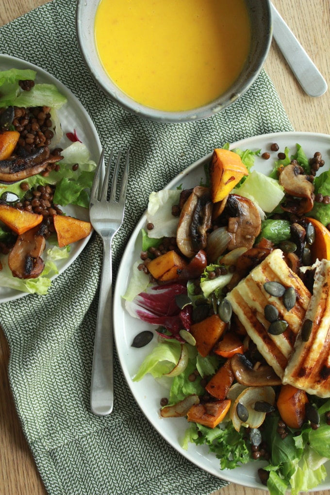 Lauwarmer Salat mit Linsen und Halloumi