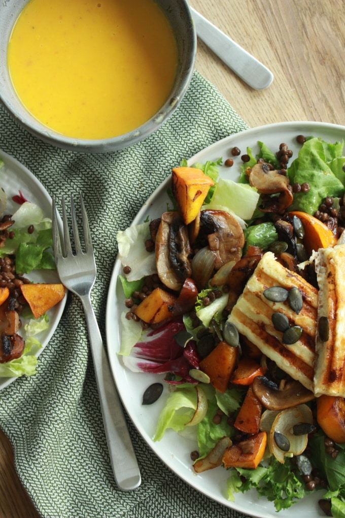 Lauwarmer Salat mit Linsen und Halloumi